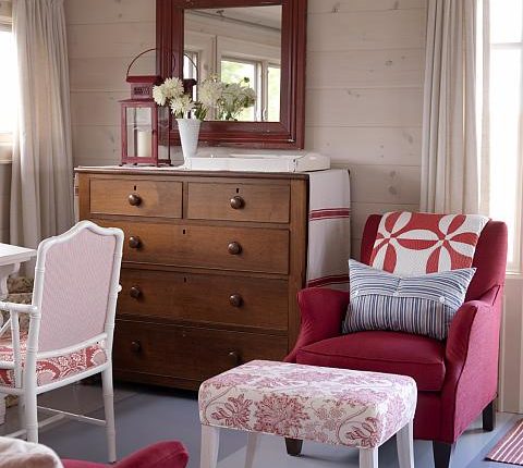 Sarah Richardson cottage planked walls